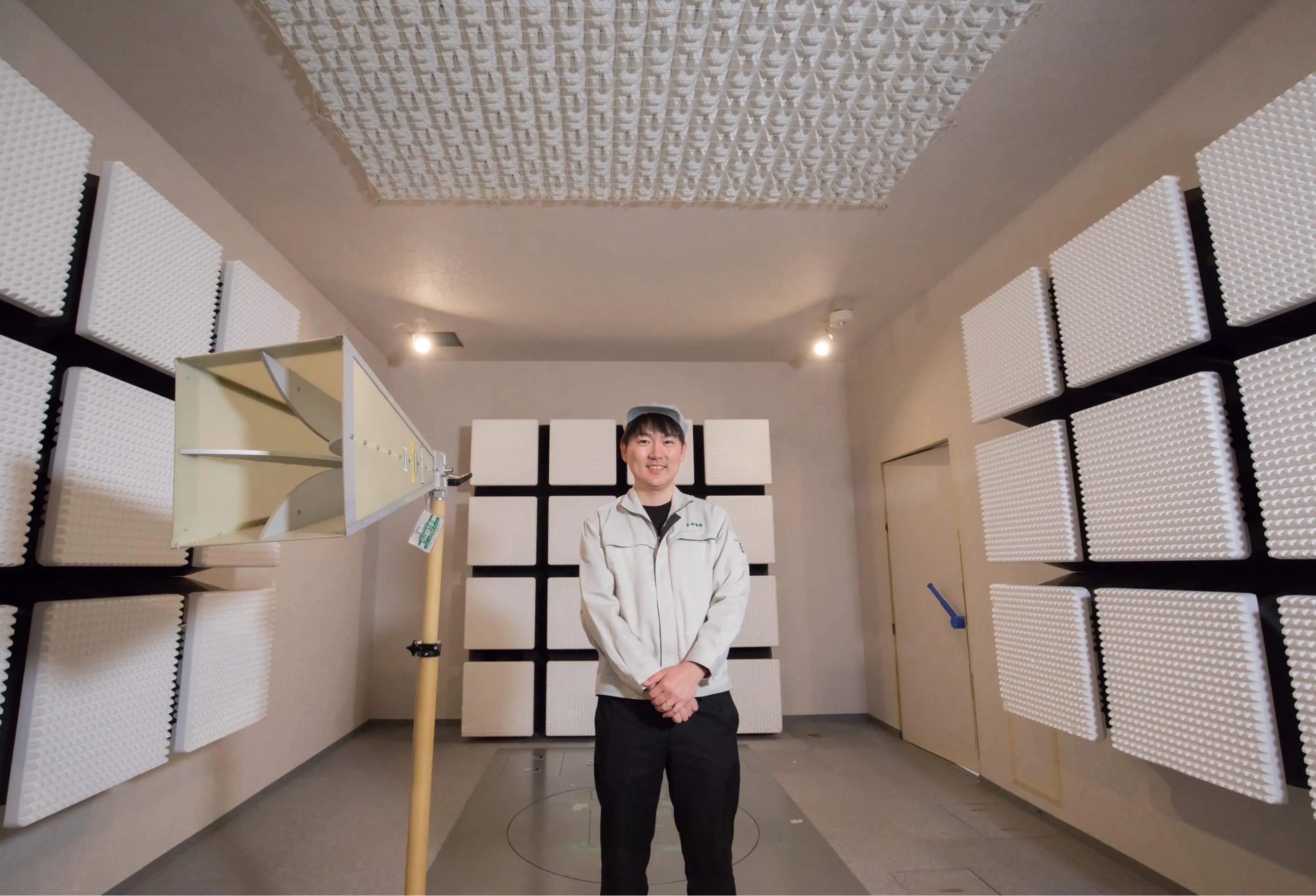 笑顔で話すインタビュー中の社員の写真